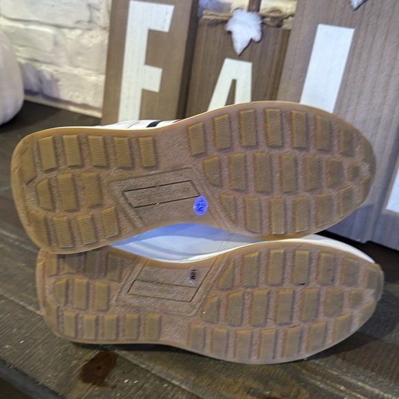 Tommy Hilfiger Women’s jogger sneakers - Picture 6 of 6